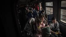 Pasažéři čekají na odjezd vlaku, 4. března 2022 v Mostyska (Ukrajina)