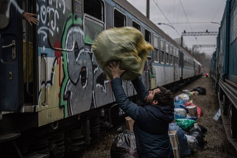 Situace se náhle změnila a zbylá humanitární pomoc se musela vyložit přímo vedle vlaku. Vlak byl následně převezen na Polskou stranu, 4. března 2022 v Mostyska (Ukrajina). 