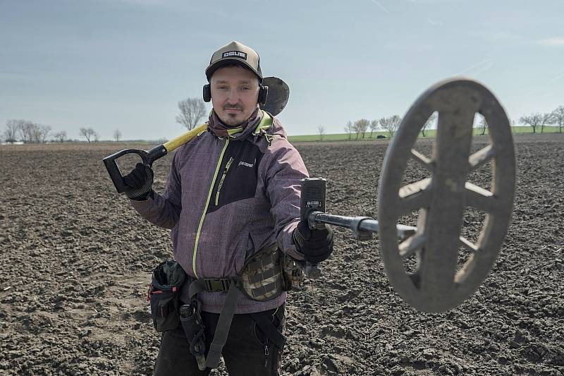 Detektorář Tomáš Merta z Brna při průzkumu archeologické lokality germánského a keltského sídliště. Za dopoledne ujde s přístrojem i deset kilometrů. Spolupracuje s odborníky a nálezy odevzdává.