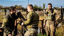 Ukrajinci možná už brzy získají zpět Rusy okupované město Cherson. Na snímku z konce října jsou ukrajinští vojáci, kteří se specializují na minometnou palbu z nepřátelských linií. Jejich cílem je oslabit ruskou armádu v Chersonu trvalou palbou