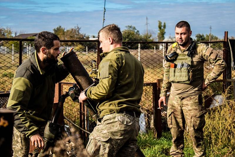 Na snímku z konce října jsou ukrajinští vojáci, kteří se specializují na minometnou palbu z nepřátelských linií. Jejich cílem bylo oslabit ruskou armádu v Chersonu trvalou palbou