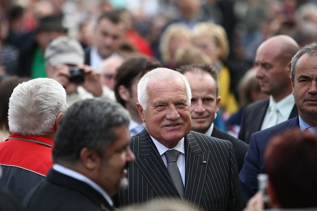 Slavnostního otevření nového mostu v Chrastavě zničeného povodněmi se zúčastnil prezident Václav Klaus v pátek 28. září 2012.