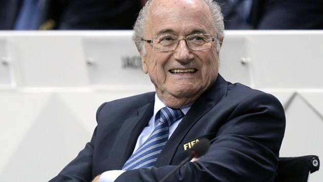 Sepp Blatter zůstává prezidentem FIFA.