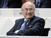 Sepp Blatter zůstává prezidentem FIFA.