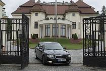Černá limuzína opouští Kramářovu vilu v Praze, kde se 26. června designovaný premiér Jiří Rusnok sešel s několika členy svého budoucího kabinetu.