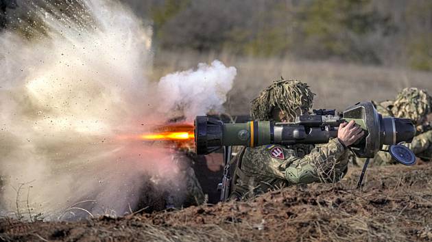 Ukrajinští vojáci s protitankovými střely NLAW v Donecké oblasti na východě země, 15. února 2022.