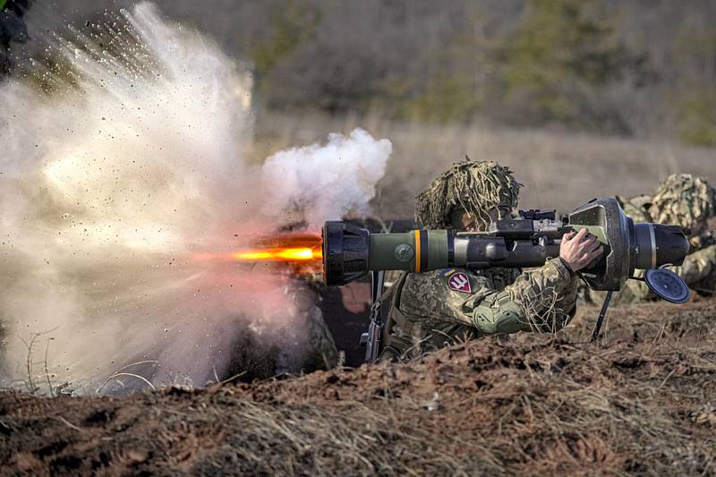 Ukrajinští vojáci s protitankovými střely NLAW v Donecké oblasti na východě země, 15. února 2022.
