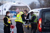 Němečtí policisté kontrolují na hraničním přechodu v  Kiefersfeldenu auto přijíždějící z Rakouska