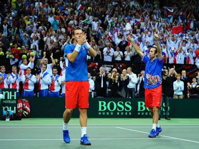 Šťastní Tomáš Berdych (vlevo) a Radek Štěpánek po vyhrané čtyřhře ve finále Davis Cupu. 