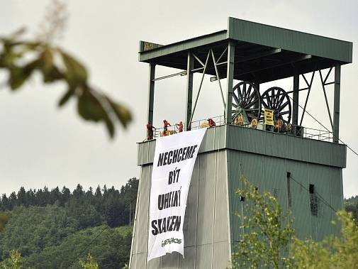 Dvanáct aktivistů Greenpeace vylezlo 28. května ráno na těžní věže dolu ve Frenštátu pod Radhoštěm v Beskydech. 