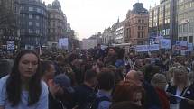 Lidé demonstrují na pražském Václavském náměstí.