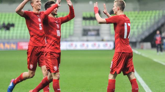 Česká lvíčata (zleva) Tomáš Soušek, Michal Trávník a Václav Černý se radují z gólu.