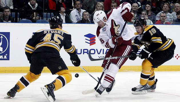 Hokejisté Phoenixu (v bílém) v úvodním utkání NHL v Praze porazili Boston.