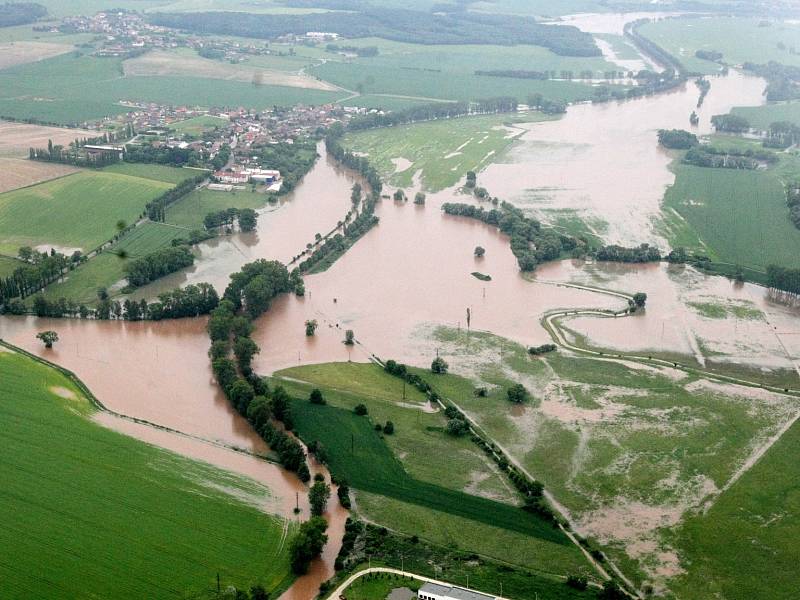 Letecké snímky povodní. Zaplavená pole v okolí Nového Bydžova. Rok 2013