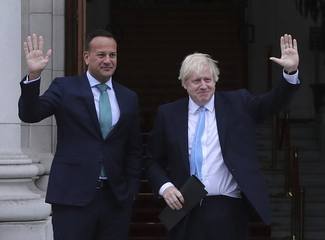 Irský premiér Leo Varadkar (vlevo) a jeho britský protějšek Boris Johnson