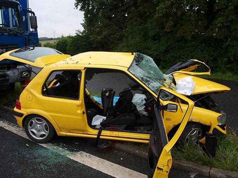 Při srážce osobního auta s nákladním vozem u Kdyně na Domažlicku zemřela v pondělí 4. července 2011 ráno čtyřiadvacetiletá řidička a její dvaadvacetiletá spolujezdkyně. Další dvě ženy byly se zraněním převezeny do nemocnice.