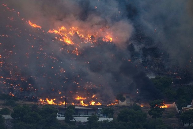 Záběry ničivých požárů v Řecku: Plameny severně od Atén nabraly na síle