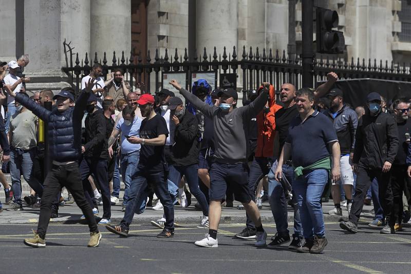 Příznivci krajní pravice protestují v centru Londýna. Chtějí prý chránit památníky a sochy před těmi, kteří vyšli do ulic na podporu demonstrací v USA.