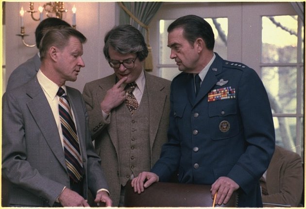 Poradce amerických prezidentů Zbigniew Brzezinski s dalšími vysoce postavenými muži americké administrativy v Bílém domě.
