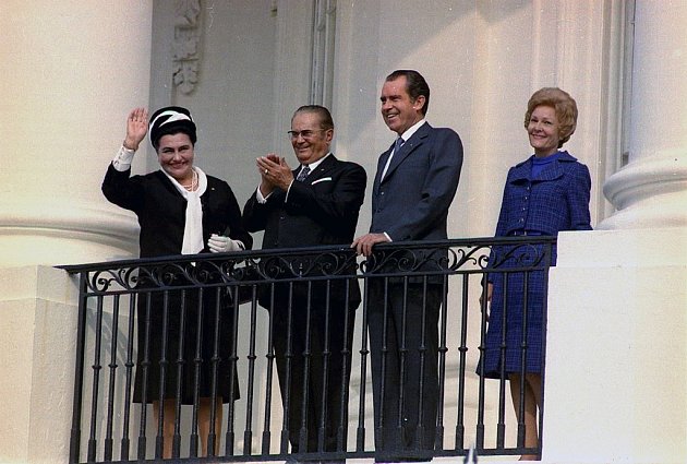 Návštěva v Bílém domě v roce 1971. Zleva Jovanka Brozová, Josip Broz Tito, americký prezident Richard Nixon a jeho choť Pat Nixonová
