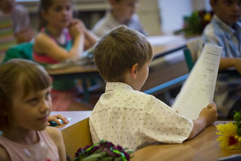 Předávání vysvědčení prvňáčkům z třídy 1.C na ZŠ K Milíčovu na pražském Jižním Městě.