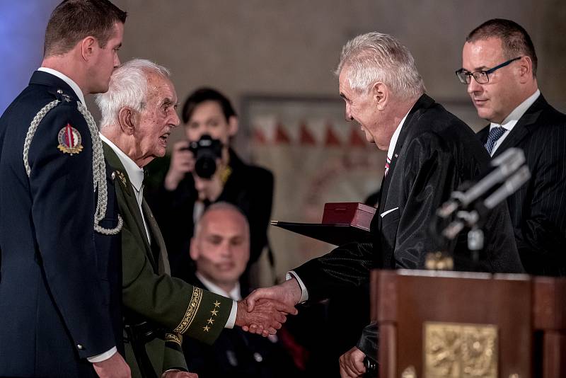 Prezident Miloš Zeman na státní svátek 28. října předával státní vyznamenání ve Vladislavském sále Pražského hradu.