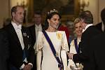 Princezna Kate v korunce královny matky
