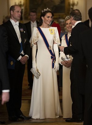 Princezna Kate v korunce královny matky