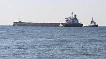 Nákladní loď Glory (uprostřed) vyplula z ukrajinského přístavu v Oděse s nákladem obilí, 7. srpna 2022