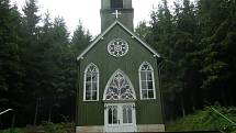 Růžencová lesní kaple v Ticháčkově lese nedaleko Suchého Dolu. Někde tady se měla zjevovat Panna Maria