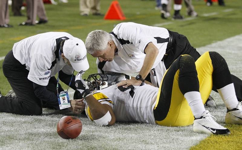 James Harrison z Pittsburghu zůstal po důležitém touchdownu ležet na hřišti.