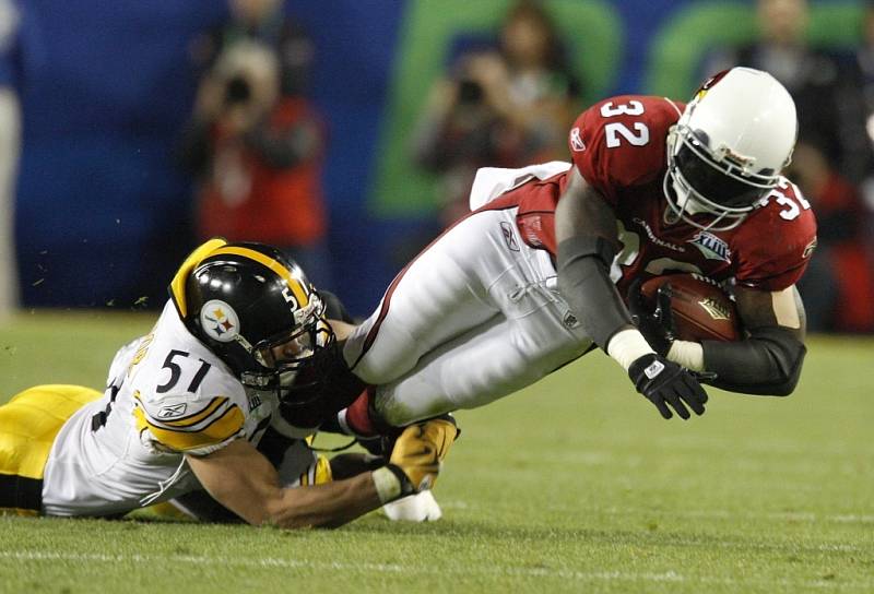 Arizonský Edgerrin James (v červeném) v objetí pittsburghského Jamese Farriora.