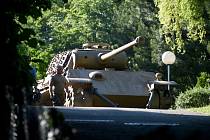 Bojový tank Panther je odvážen z domu v Heikendorfu