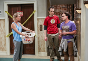 Kaley Cuoco (Penny), Jim Parsons (Sheldon) a Johnny Galecki (Leonard) v seriálu Teorie velkého třesku
