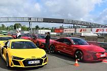 Audi R8 a e-tron GT připravené na jízdu na okruhu