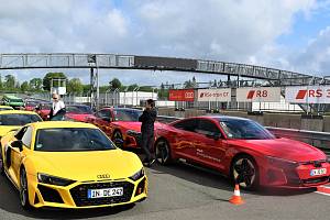 Audi R8 a e-tron GT připravené na jízdu na okruhu