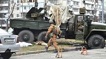 Ukrajinští vojáci zneškodnili ruské sabotéry. Ti se snažili do Kyjeva proniknout v ukořistěném ukrajinském vozidle a ukrajinských uniformách