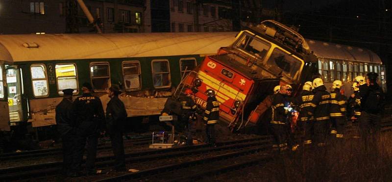 Nehoda rychlíku a lokomotivy na nádraží ve Vršovicích v Praze