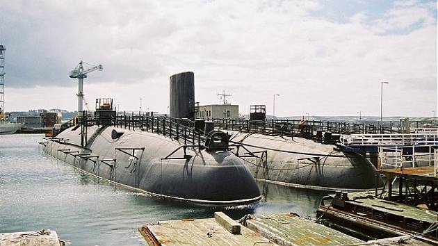 Britská jaderná ponorka Conqueror (uprostřed) po boku ponorky Warspite  (vlevo) a ve společnosti ponorky Valiant (vzadu) se ukázala veřejnosti při příležitosti námořních dnů v Devonportu 26. srpna 2006