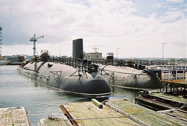 Britská jaderná ponorka Conqueror (uprostřed) po boku ponorky Warspite  (vlevo) a ve společnosti ponorky Valiant (vzadu) se ukázala veřejnosti při příležitosti námořních dnů v Devonportu 26. srpna 2006