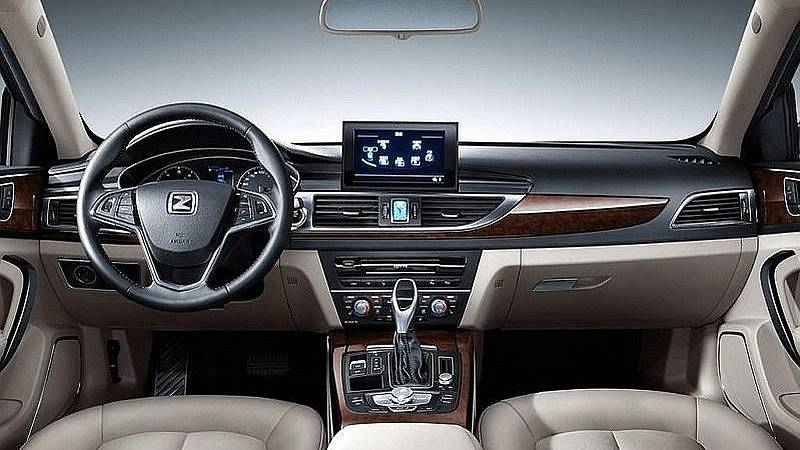 To nejdůležitější je ale uvnitř, kde limuzína Z700 viditelně kopíruje části palubní desky a středového panelu starší Audi A6.