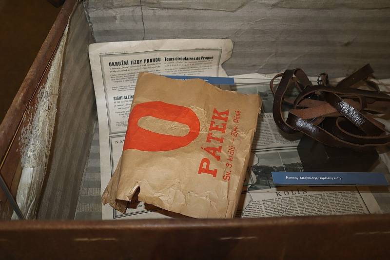 V jednom z kufrů se našlo i pár novinových výtisků, pánské spodní prádlo, dámské kombiné, mycí houba a prostěradla. Expozice kriminalistiky Muzea Policie ČR