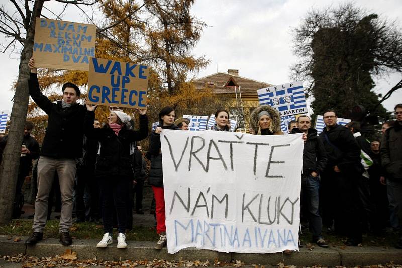 Před řeckou ambasádou v Praze demonstrovalo na podporu dvou Čechů zadržených v zemi kvůli údajné špionáži asi 150 lidí. Organizátoři protestu předali velvyslanectví petici s 21.000 podpisy požadující, aby Martin Pezlar a Ivan Buchta byli propuštěni.