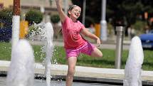 Léto konečně začalo a po dlouhých chladných týdnech udeřila tropická vedra, lidé se mohli osvěžit například ve fontáně na hradeckém Riegrově náměstí. 