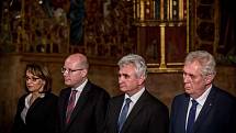 Korunovační klenoty byly 12. května slavnostně vyneseny z katedrály sv. Víta v Praze. 