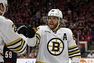 Utkání hokejové NHL Carolina Hurricanes - Boston Bruins, 4. dubna 2024. David Pastrňák z Bostonu se raduje z gólu.