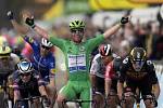 Britský cyklista Mark Cavendish se raduje etapového vítězství na Tour de France.
