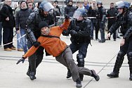 Policisté zadržují 23. prosince 2019 jednoho ze stávkujících demonstrantů před nádražím Gare de Lyon v Paříži