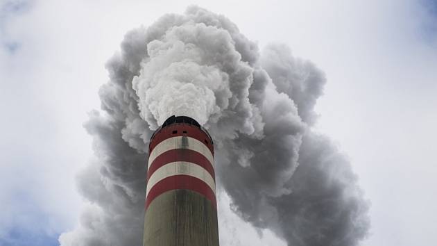 Elektrárna Opatovice, komín, kouř, popílek - ilustrační foto