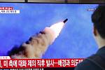 Lidé v Soulu sledují na televizní obrazovce start severokorejské rakety